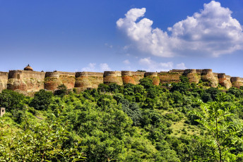 Das Kumbhalgarh Fort ist wegen seiner 36 km langen Außenmauer auch als "Great Wall of India" bekannt. Es handelt sich um die zweitlängste Mauer der Welt, mit einer Breite von 4,6 m.. Sieben befestigte Tore ermöglichen den Zugang zum Fort. Zusammen mit fünf anderen Zitadellen in Rajasthan wurde sie 2013 zum Weltkulturerbe der UNESCO erklärt.