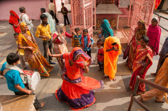 Eine Dame führt in einem Tempel in Udaipur, Rajasthan, einen Ghumar-Tanz auf. Dieser Tanz wird in der Regel bei besonderen Anlässen wie Hochzeiten, Festen und religiösen Zeremonien aufgeführt und beinhaltet viele drehende Bewegungen.