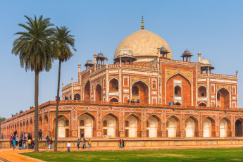 Der beeindruckende Grabkomplex des Moguls Humayun befindet sich in Delhi und wurde von seiner ersten Frau Bega Begum erbaut. Er war das erste Gartenmausoleum auf dem indischen Subkontinent und gehört zum UNESCO-Weltkulturerbe.