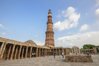 Besucher bewundern das Minarett, bzw. den Siegesturm des Qutub-Komplexes. Diese Weltkulturerbestätte der UNESCO befindet sich an der Stelle von Delhis alter Festungsstadt Lal Kot, die von einem Tomar-König im 11. Jahrhundert errichtet wurde.