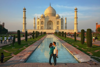 Ein verliebtes Paar vor dem Taj Mahal, dem berühmten Symbol der Liebe, das vom Mogul Shah Jahan als Mausoleum für seine geliebte Frau Mumtaz Mahal in Agra erbaut wurde.