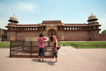 Touristen fotografieren den Jahangiri-Palast, eines der bemerkenswertesten Gebäude innerhalb des Fort-Komplexes in Agra. Der Herrscher Akbar erbaute ihn für seinen Sohn Jahangir, der ihn als Wohnsitz für seine Frauen nutzte. Diese ummauerte Stadt gehört zum Weltkulturerbe der UNESCO.
