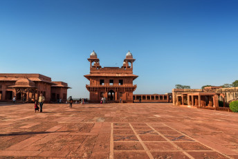 Fatehpur Sikri wurde 1571 von Mogul Akbar als seine Hauptstadt gegründet. Es war die erste geplante Mogulstadt mit prächtigen Gebäuden wie Moscheen, Wohnbereichen für die Könige, ihre Bediensteten und die Armee, Verwaltungsgebäuden und einer ganzen Siedlung für das Volk.