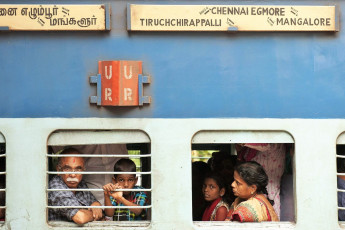 Passagiere der indischen Eisenbahn in Kerala. Indian Railways transportiert jährlich um die 7.500 Millionen Passagiere – Foto von Idome
