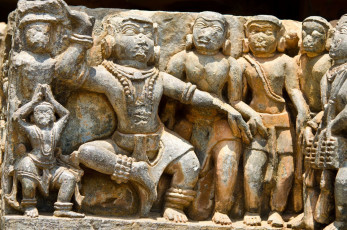 Szene aus dem Ramayana, in Stein gehauen – ein Meisterstück der Hoysala-Kunst. Halebid-Tempel – Foto von Waj