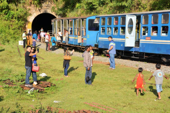 Touristen vor dem berühmten Nilgri Toy Train in Ooty, UNESCO-Weltkulturerbe – Foto von Rklfoto