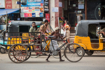 Eine Straßenszene in Madurai, Tamil Nadu - Foto von sergemi