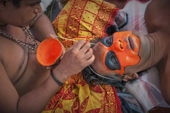 Der Schauspieler bereitet seinen Theyyam-Auftritt in Kochi vor. Theyyam ist ein hinduistisches Ritual aus Kerala - Foto von AJP