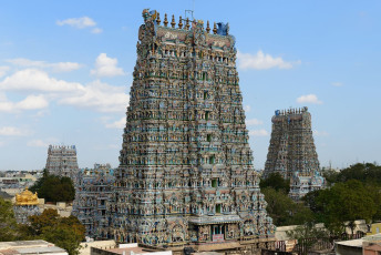 Gopurams oder hohe Türme am Madurai Meenakshi Sundareshwar-Tempel mit Blick auf die Arkade.