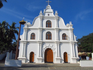 Die leuchtende Kirche St. Francis gegenüber dem Kochi Fort, beides wichtige Denkmäler, die den Kolonialkampf in Indien miterlebt haben. Kochi, Kerala ©TOMAS BELCIK