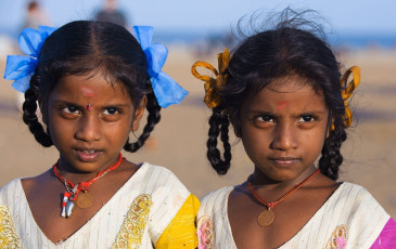 Ein junges Zwillingspaar besucht Chennais beliebtesten Marina Beach, Indiens längsten natürlichen Stadtstrand.  © N-FELDER