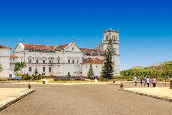 Anhänger gehen zu einem Kloster in Goa mit einzigartigem portugiesischem architektonischem Einfluss, ähnlich wie andere Aspekte der goanischen Kultur wie Essen, Religion und mehr.