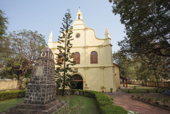 Sonnenlicht strahlt auf die Kirche des Hl. Franziskus in Cochin, Kerala, die auf das 16. Jahrhundert zurückgeht und eine der ältesten europäischen Kirchen in Indien ist.