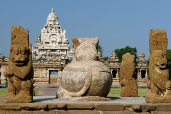 Die Statuen vor dem beliebten Kailasanatha-Tempel in Kanchipuram stammen aus dem 8. Jahrhundert.