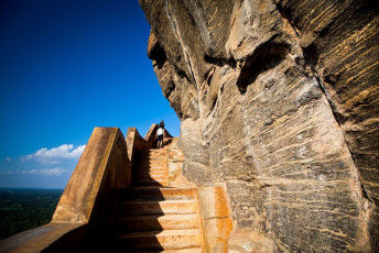 Steintreppen führen auf den Sigiriya, den Löwenfelsen. Dieser massive Felsen, mit einer historischen Festung auf dem Gipfel, ist eine der wichtigsten Touristenattraktionen Sri Lankas © Melinda Nagy