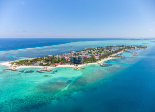 Maafushi Island, hier aus der Luft betrachtet, ist eine der größten und schönsten aller bewohnten Inseln der Malediven © Paiboon Chooklin