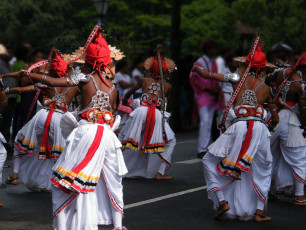 Ves-Tänze sind traditionelle Tanzrituale, die nur von den Männern Sri Lankas ausgeführt werden. Ihre Kleidung ist einzigartig und besteht aus 64 Ornamenten. Dieses Bild der beliebten Tanzzeremonie wurde in Kandy aufgenommen © DESIGNFACTS