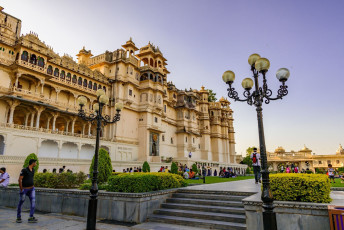 Der Stadtpalast in Udaipur ist ein einzigartiger Komplex, der aus zahlreichen Gebäuden, Pavillons, Höfen, Tempeln und Gärten besteht. Er wurde über einen Zeitraum von 400 Jahren erbaut, wobei die aufeinander folgenden Herrscher ihre eigenen Paläste in das ursprüngliche Bauwerk integrierten. - Foto von Amit kg