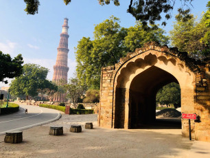 Der Eingang zum Qutub Minar-Komplex in Neu-Delhi, mit dem 73 m hohen Turm des Sieges aus dem Jahr 1193 im Hintergrund. Der Komplex gehört zum Weltkulturerbe der UNESCO - Foto von Azhar_khan