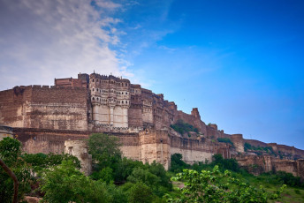 Das Mehrangarh Fort in Jodhpur ist eines der größten und prächtigsten Forts des Landes. Es führen sieben Tore in das Fort, die alle zu unterschiedlichen Zeiten erbaut wurden. Das Fort war Schauplatz vieler Hollywood- und Bollywood-Produktionen, wie „König der Löwen“ - Foto von  Gameoflight