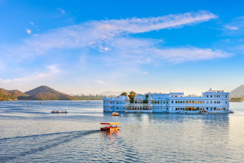 Der Taj Lake Palace/Seepalast scheint auf dem Pichola-See in Udaipur zu schweben. Er war im 18. Jahrhundert die Sommerresidenz der königlichen Familie Mewar und ist heute ein Luxushotel. - Foto von  photoff