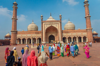 Die Jama Masjid in Delhi ist eine der größten Moscheen Indiens und ein Anschauungsbeispiel für die Architektur des Mogulreiches. Der offene Innenhof bietet Platz für 25.000 Menschen. - Foto von Fotos593
