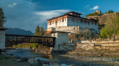 Der Rinpung Dzong beherbergt vierzehn Kapellen und Schreine. Ein weiterer Tempel, Deyangkha, liegt außerhalb seiner Mauern. Oberhalb des Hauptkomplexes, auf einem Hügel, befindet sich der siebenstöckige Wachturm, der heute das Nationalmuseum von Bhutan beherbergt