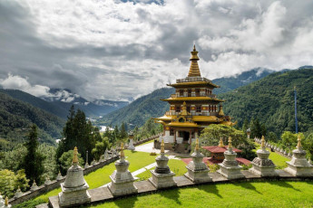 Im Jahr 2004 errichtete die Königin von Bhutan die Khamsum Yulley Namgyal Stupa im Punakha-Tal mit einem bestimmten Ziel vor Augen: Frieden für alle Lebewesen zu schaffen. Bhutanische Bildhauer, Maler und Zimmermannsleute brauchten neun Jahre, um den vierstöckigen Chorten fertigzustellen.