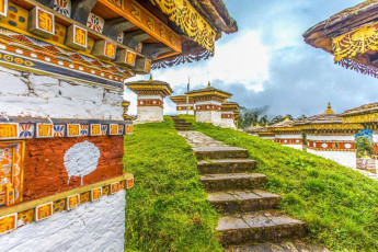 Die Druk Wangyal Khangzang Stupa hat 108 Chörten und befindet sich am malerischen Dochula-Pass, zwischen Punakha und Thimphu