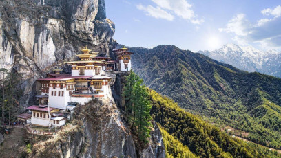 Der Tigernest-Tempel, auch Taktshang Gompa genannt, ist der heiligste Ort in ganz Bhutan. Er befindet sich hoch oben auf einer Klippe im wunderschönen Paro-Tal.