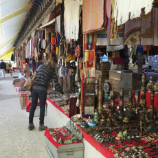 Ein Tourist kauft an einem Straßenstand in Thimphu, der Hauptstadt von Bhutan, Souvenirs und Kunsthandwerk ein