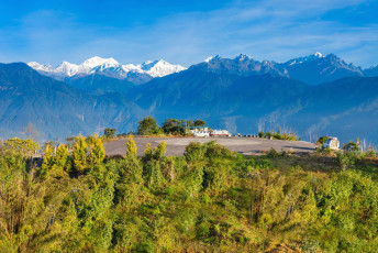 Dieser Aussichtspunkt, in der Nähe von Pelling in Sikkim, bietet einen herrlichen Ausblick auf den mächtigen Berg Kangchenjunga, den dritthöchsten Berg der Welt © Saiko3p