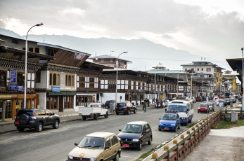 Die Talstadt Paro in Bhutan ist eine historische Stadt mit vielen Gebäuden im traditionellen Stil, in denen Restaurants, Büros und Geschäfte untergebracht sind, insbesondere in der Hauptstraße. Außerdem gibt es zahlreiche heilige Dzongs und andere Sehenswürdigkeiten, die Reisende interessieren, zu bewundern © Lcchew