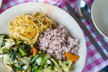 Ein typisch bhutanisches Gericht ist schmackhaft und einfach und besteht aus Reis, nudeln, und Gemüse. In Bhutan wird neben Reis auch eine große Vielfalt an Gemüse und Obst angebaut © Wai Chung