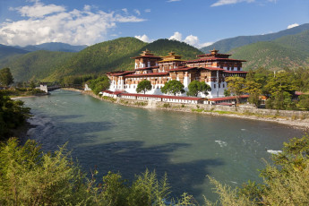 Das Punakha-Kloster liegt zwischen dem Pho Chhu, dem männlichen und dem Mo Chhu, dem weiblichen Fluss im Punakha-Tal. Es hat sechs Stockwerke, eine zentrale Utse und drei Höfe und ist damit das zweitgrößte des Königreichs © Peter Adams