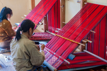 Die Webkunst der Frauen aus Ostbhutan ist weltberühmt und ihre Produkte sind sehr begehrt. Obwohl traditionelle Motive und Muster verwendet werden, fügen sie oft ihre eigenen kreativen Ideen hinzu, so dass keine zwei Textilien zu 100 % identisch sind © UlyssePixel