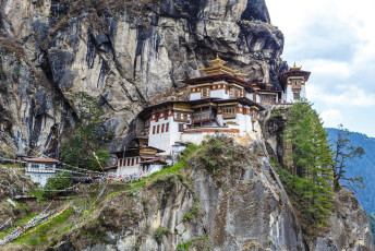 Blick auf die Taktshang Gompa, bzw. das sogenannte Tigernest, das auf einem schmalen Bergrücken in der Nähe von Paro, Bhutan, thront. Das Kloster kann nur über einen steilen Pfad erreicht werden © Jeewee