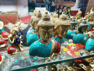 Buddha-Figuren werden in einem Geschäft in der beliebten MG Marg in Gangtok als Souvenirs verkauft. Die Marg ist eine Fußgängerzone mit Restaurants, Ständen und Läden © Vinayak Jagtap