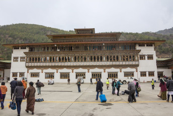 Der internationale Flughafen von Paros wurde im unverwechselbaren traditionellen bhutanischen Stil erbaut, mit aufwändigen Holzarbeiten an den Dächern und Fenstern © Anandoart