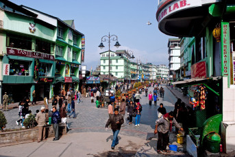 Da die Mahatma Gandhi Marg in Gangtok nicht mit Fahrzeugen befahren werden darf, werden die Waren von Trägern zu den Geschäften und Restaurants transportiert © Bgopal