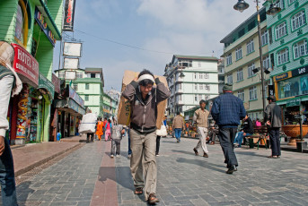 Mahatma Gandhi Marg ist das wichtigste Tourismus- und Geschäftszentrum von Gangtok, Sikkim. Die Fußgängerzone ist von glitzernden Geschäften, Restaurants, Cafés und Bars gesäumt © Bgopal