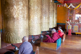 Mönche und Gläubige beten an den riesigen Gebetsmühlen im Dali-Kloster in Dali, unweit von Darjeeling im indischen Bundesstaat Westbengalen. Das auch Druk Sangag Choling-Kloster genannte Kloster ist der Sitz des Drukpa-Ordens und beherbergt rund 300 buddhistische Mönche. Dieses beeindruckende Kloster wurde 1971 von Kyabje Thuksey Rinpoche erbaut © Antonella865