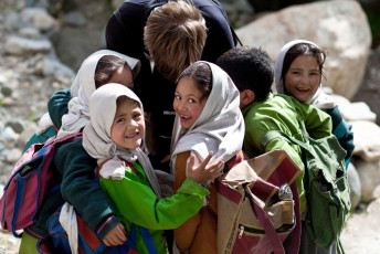 Eine kleine Gruppe junger Balti-Gelehrter lacht in der Pause in Turtuk, einem kleinen Dorf in Ladakh, in die Kamera. Lese- und Schreibkenntnisse ist unter dieser kleinen Bevölkerungsgruppe, einschließlich der Kinder, recht hoch - Foto von  Storm Is Me