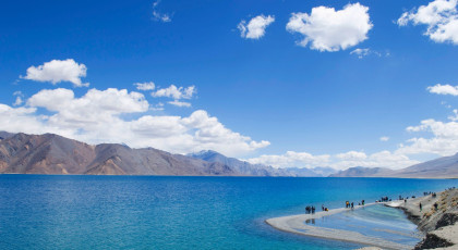 Der Pangong ist ein riesiger, Gebirgssee in Leh, Ladakh. Trotz seines hohen Salzgehalts friert er im Winter vollständig zu. Das tibetische Wort Pangong Tso bedeutet "See des hohen Graslandes", eine treffende Beschreibung - Foto von Abhir00p