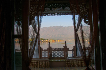 Aussicht vom Balkon eines luxuriösen Hausboots auf dem Dal-See. Von der Veranda aus die reiche Vogelwelt zu beobachten, ist ein erfüllendes und einmaliges Erlebnis - Foto von CRS PHOTO