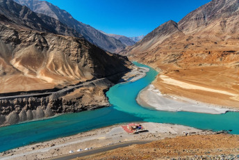 Der grün gefärbte Indus, der aus dem Himalaya gespeist wird, trifft im schönen Nimmu-Tal zwischen Kargil und Leh auf den blauen Zanskar-Fluss, der in der Zanskar-Gebirgskette entspringt - Foto von martinho Smart
