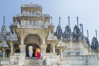 Der große Eingang des Ranakpur Jain-Tempels. Dieser weiße Marmortempel hat eine atemberaubende Architektur mit mehr als 1000 Säulen und symmetrischer Konzeption. Er ist mit einer umfangreichen Geschichte verbunden und eine der größten Jain-Pilgerstätten in Rajasthan © Marco Taliani de Marchio