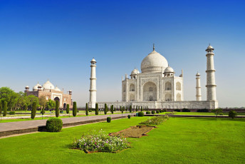 Das beeindruckend schöne Taj Mahal aus weißem Marmor wurde als Liebeserklärung von Shah Jahan an seine Gattin Mumtaz Mahal errichtet, Agra © saiko3p / Shutterstock
