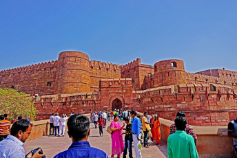 Das mächtige Rote Fort von Agra war bis 1638 die Hauptresidenz der Mogul-Herrscher. Es besteht aus vielen beeindruckenden Palästen, Audienzhallen und Moscheen und bietet einen umfangreichen Blick auf die Umgebung und das berühmte Taj Mahal in der Ferne © SARIN KUNTHONG / Shutterstock