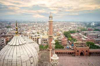 Von der obersten Ebene eines Minaretts der Jama Masjid genießt man einen weiten Blick auf das alte Delhi. Gegen eine geringe Eintrittsgebühr können Besucher das Minarett betreten © Richie Chan / Shutterstock